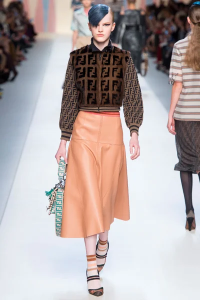 Look 10
